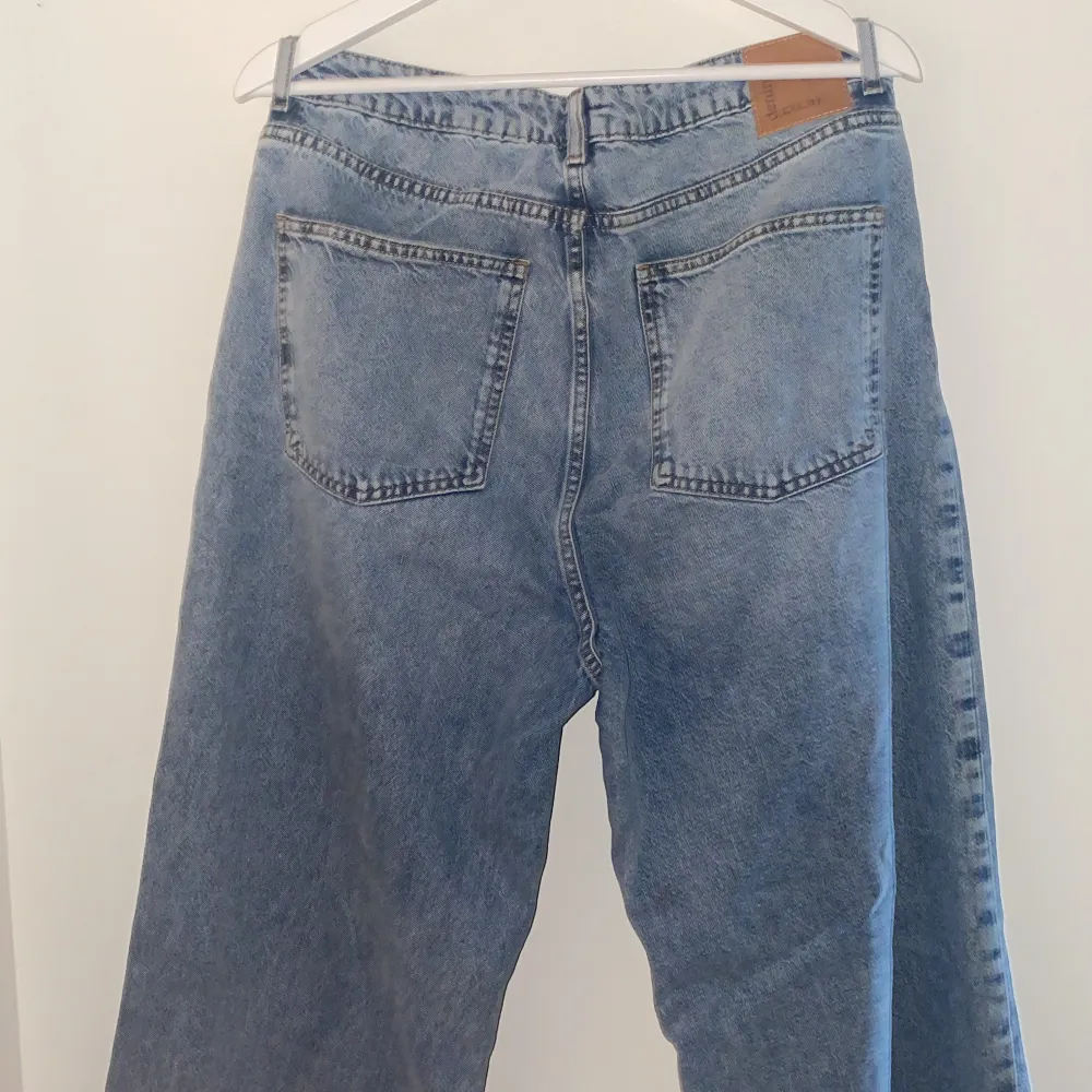 Super fina straightleg jenas! Byxorna är uppsydda, passar dom som är ca 160 lång. Jeans & Byxor.