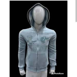 Aim for the moon hoodie - Säljer min då den inte kommer till användning kom privat för egna bilder väldigt bra skick då jag Max använt den 2-3 gånger köpt för 989kr
