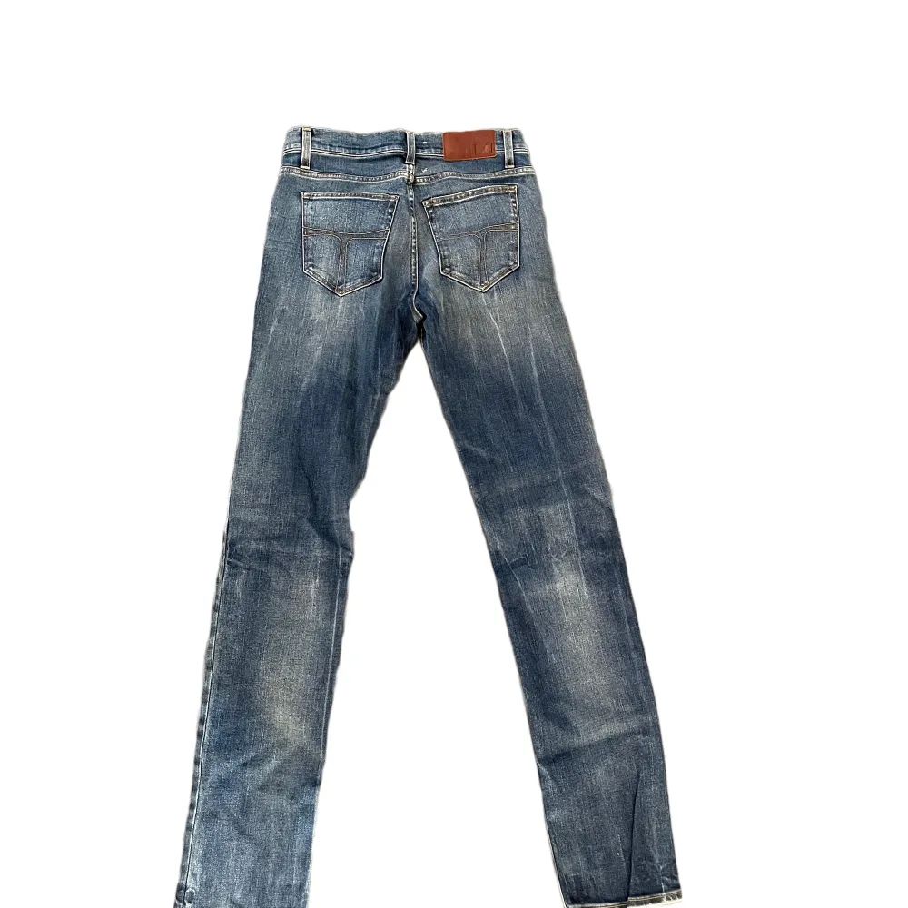Jeans från tiger of sweden, storlek W 31 L 34. Skick 9/10, nypris 1800. Skriv vid funderingar🙌. Jeans & Byxor.