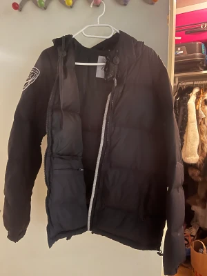 Vinterjacka  - Svart köpt för 2000, pris kan diskuteras 