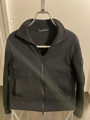 Louis vuitton cardigan  - Tja säljer min lv cardigan i storlek L men den har krympt till s/m jag är 182 och börjar bli lite liten! Legot checkad på lv butiken i Stockholm och inköpt i Dubai på lv butiken! Tyvärr inget kvitto eller så då jag köpte den av en vän för ett tag sen! 
