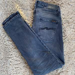 Säljer dessa väldigt trendiga Nudie jeans grim tim. De är i en väldigt snygg svart färg och grå. De är i bra skick och de har ingen skada på dem alls. Är lättåtkomlig och svarar snabbt. Nypris 1600kr, mitt pris 400. 