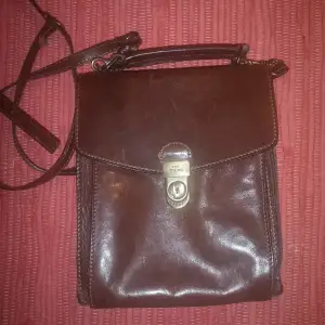 En snygg vintage handväska, full med fack. Plats för bankomatkort, busskort mm. Är en äldre väska så visst slitage finnes. 
