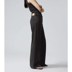 Loose low waist jeans - Lågmidjade loose jeans från weekday, storlek 26. Upplever som tts och lagom långa på mig som är 164cm lång. Fint skick!  Nypris 590kr