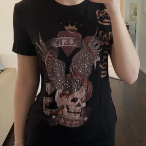 Ed Hardy tshirt - Storlek S tror jag men sitter mer som en M. Många stenar som har lossnat därav priset💗