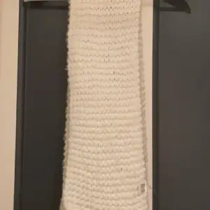 En lång stickad halsduk 