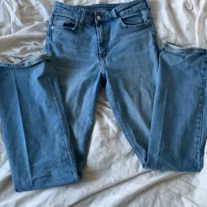 Säljer ett par high waist bot cut jeans🫶 bra skick och säljer dem eftersom att dem inte kommer till användning 