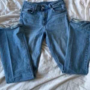Jeans - Säljer ett par high waist bot cut jeans🫶 bra skick och säljer dem eftersom att dem inte kommer till användning 