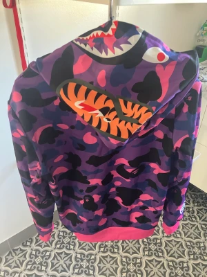 Hoodie Babe XS - Hoodie inspirerad från Babe. Aldrig använd. Dragkedjan går att dra hela vägen upp över huvudet.