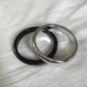 2 armband/ armringar - Två armringar som säljs tilsammans, inga repor