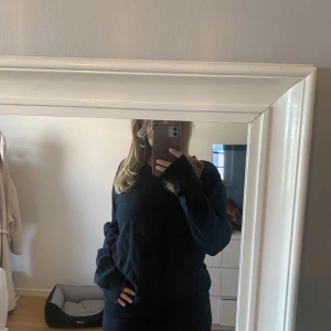 Lyle & Scott - Säljer denna fina stickade tröja i märket Lyle & Scott. Den är köpt för längesen. Den är i storlek L men den har krympt så den sitter som en oversize S. Väldigt bekväm, perfekt för alla årstider. Nypris ca 700kr