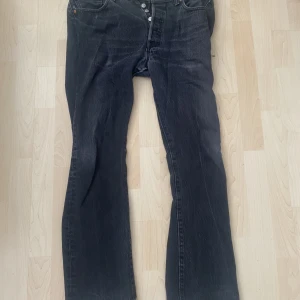 Levis 501 - Nästan helt oanvända inga hål eller märken.