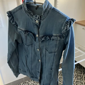 Jeansjacka - Söt jeansjacka i mycket bra skick.