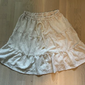 Kjol - Säljer denna helt oanvända Vila kjolen eftersom att den ej kommer till användning. Storlek Xs men passar även S då den är stretchig 💓