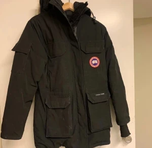 Canada goose expedition  - Canada goose expedition - Str Medium En jättefin och vinterjacka av högsta kvalite. Expedition av canada goose klarar artiskt klimat och häller värmen ner till - 40 celsius. Skicket är bra, har nảgra ảr pả nacken, saknar päls. För priset är detta ett bra 