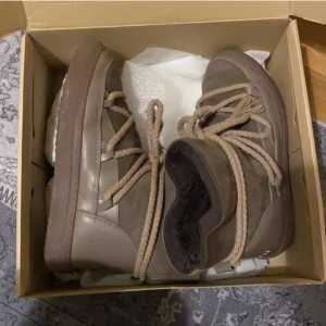 Inuikki - Säljer mina jätte snygga inuikkis i bra skick. Köpta  för 2700. Inga synliga defekter eller likande. Mycket trendiga och passar till allt! ❤️ färgen taupe