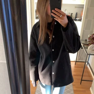 Höst/vårjacka från Zara - Säljer denna assnygga jacka från zara då jag har massa andra liknande! Den är i bra skick då den är varsamt använd!💞