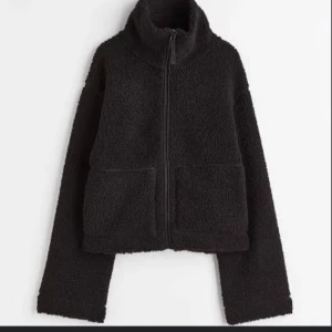 Teddy jacka - Säljer min Teddy jacka från hm eftersom att jag har en nästan likadan, super bra skick då den bara en använd 1 gång. Nypris 229