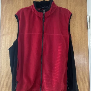 Fleece väst - vintage  storlek XL passar L (rekommenderar för någon lång)  möts stockholm annars köpare står för frakt och paketering.