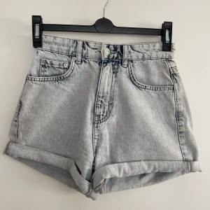 Jeans shorts  - Säljer dessa snygga jeans shorts från Gina tricot, storlek 32. Fint skick, använda fåtal gånger 