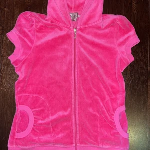 Juicy topp - Jättesöt kortärmad juicytröja💗 Knappt använd, i bra skick. Storlek M men sitter mer som en S