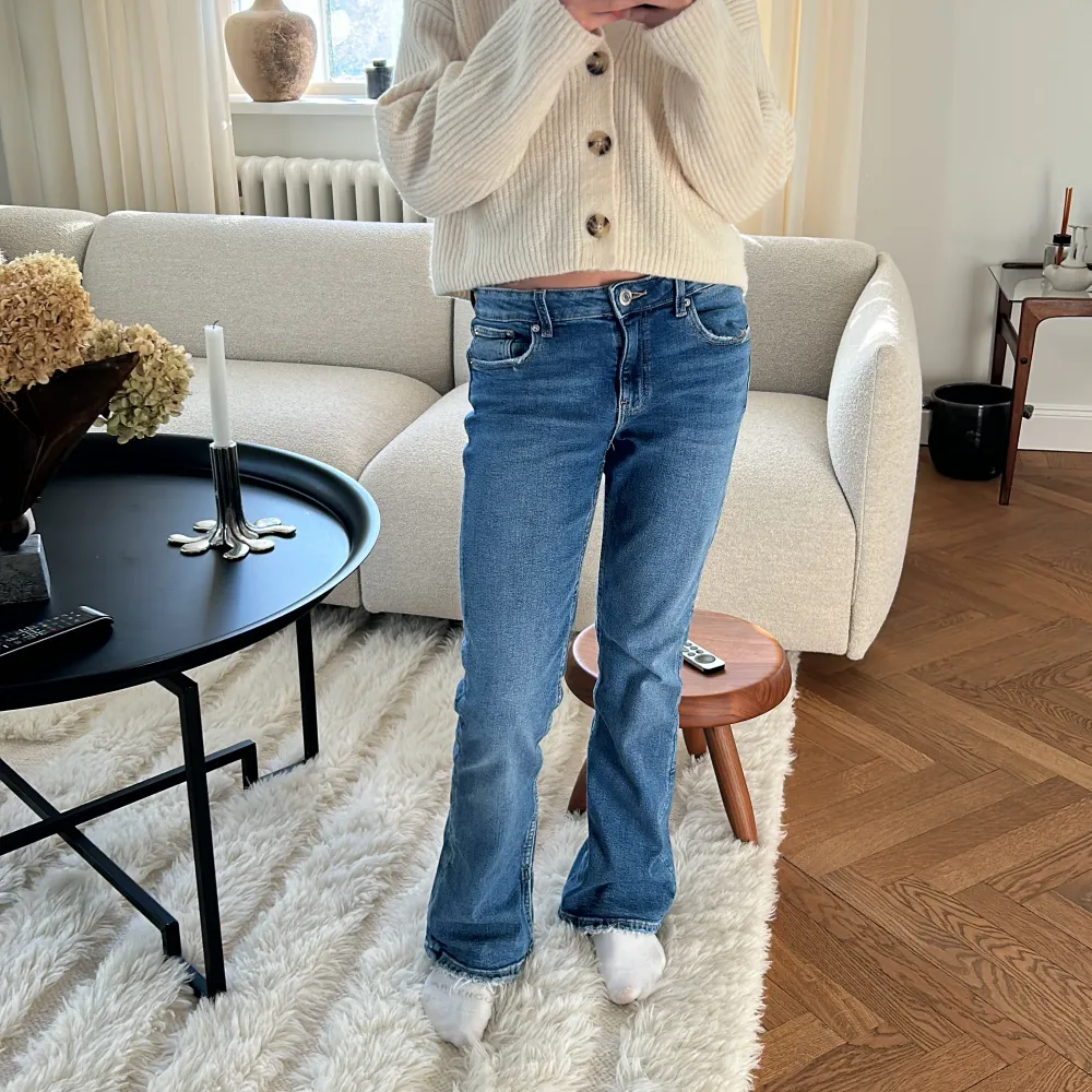 Säljer dessa super snygga jeans från Gina Tricot som bara har använts ett fåtal gånger och har inga defekter, säg till och ni vill ha flera bilder så fixar jag det💓💓. Jeans & Byxor.