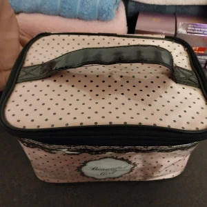 Rymlig necessär  - Sminkväska som får plarts med allt. Plats för borstar också 