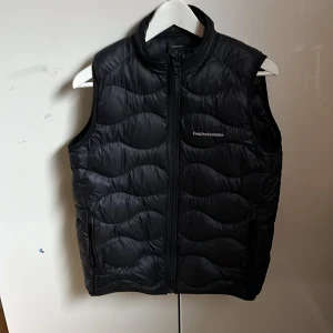 Peak Performance väst - Säljer min väst då ja inte använder den mer skick 10/10 storleken är S men passar M vid fler frågor Eller bilder är de bara att höra av dig. 