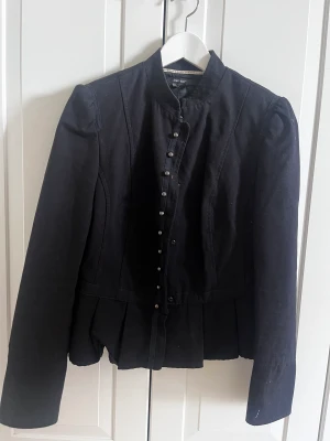 Kavaj - En fin kavaj i lite styvare bomull så funkar bra som jacka också. Mycket användbar!