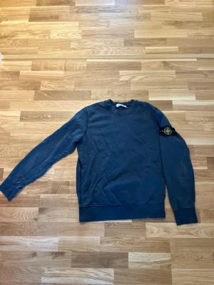 Stone Island Crewneck - Riktig snygg mörkblå/turkos crewneck från Stone Island. Storlek M, använd men i mycket bra skick. QR-kod, RFID, kvitto och prislapp finns. Köpt för 2100kr.