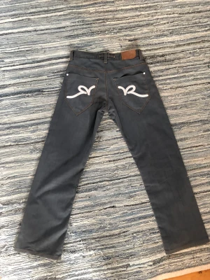 Rocawear Jeans - Rocawear jens i storlek 32. Utmärkt skick sitter som 30/32. Har en fet gråblå färg, pris går att diskutera