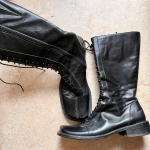 Äkta skinn boots - Snygga spanska höga boots med låg klack i äkta skinn med snörning framme och dragkedja längs sidan.