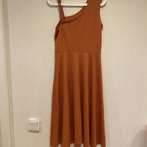 Klänning  - Säljer min klänning då den inte kommer till användning. Perfekt nu inför hösten och passar till allt. Ny pris 700kr säljer för 150-200kr pris kan diskuteras 