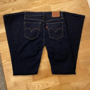 Low rise jeans - Säljer dessa snygga jeansen ifrån Levis!!❤️midjemått: ca 32-33 (rakt över), Inerbenslägd: ca 78cm❤️tryck gärna på köpa nu!❤️