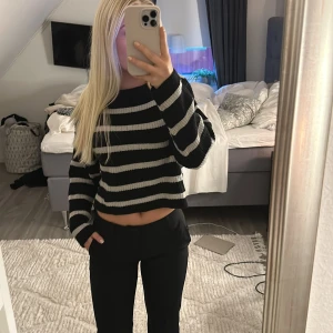 Randig stickad tröja - Randig stickad tröja. Bra skick och använd få gånger💕