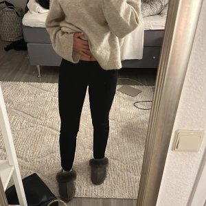 Kostymbyxor - Svarta kostymbyxor från H&M, dom är lite för små för mig så det är därför jag säljer💕
