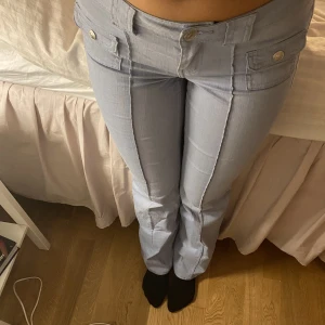 Lågmidjade jeans - Säljer dessa populär jeansen i nyskick 💖 Jag är 1,69 lång och på mig är de bra i längden💖