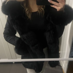 Jacka  - Jättemysig och varm jacka nu till vintern! Köpt för ett år sedan att använt lite under vintern. Köpt från femenina för 3500