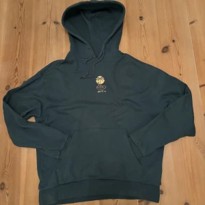 RVCA hoodie - Skön hoodie inför hösten. Dessutom ganska tjock och varm så fungerar perfekt nu inför hösten och vintern. Bra skick och inga defekter. Lägg ett bud om ni vill 💪. Färgen är mer åt turkos.