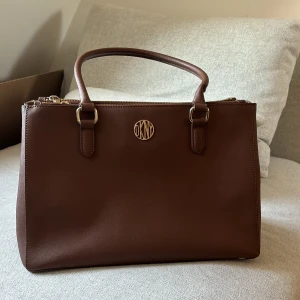 Dkny handväska - Jätte fina brun skinnväska! Det är bra skick men de finns tecken på andvändning, skriv om ni vill ha fler bilder💕Tryck gärna på köp nu om ni vill köpa💕
