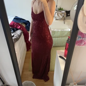 Röd balklänning  - Säljer denna superfina balklänningen. Köpte den för balen innan sommaren men hade en annan så den är aldrig använd utan endast testad. För fler frågor/bilder kom privat🩷