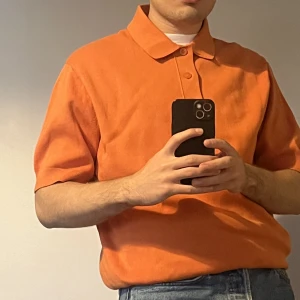 COS Tröja - Hi! A short sleeved orange polo from COS. It is a small but fits a medium.  Only worn once and it is made of 100% cotton.