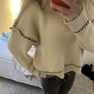 Stickad tröja! - Snygg stickad tröja med fina detaljer!!🩷🩷