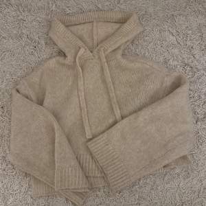 Superfin stickad hoodie från Zara, använd fåtal gånger så i fint skick