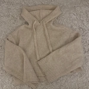 Zara tröja - Superfin stickad hoodie från Zara, använd fåtal gånger så i fint skick