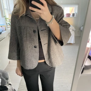 Trekvartsärmad jacka - Säljer denna superfina trekvartsärmade jacka från märket Luis Charles. Står tyvärr inte vilken storlek men skulle uppskatta ungefär S/M