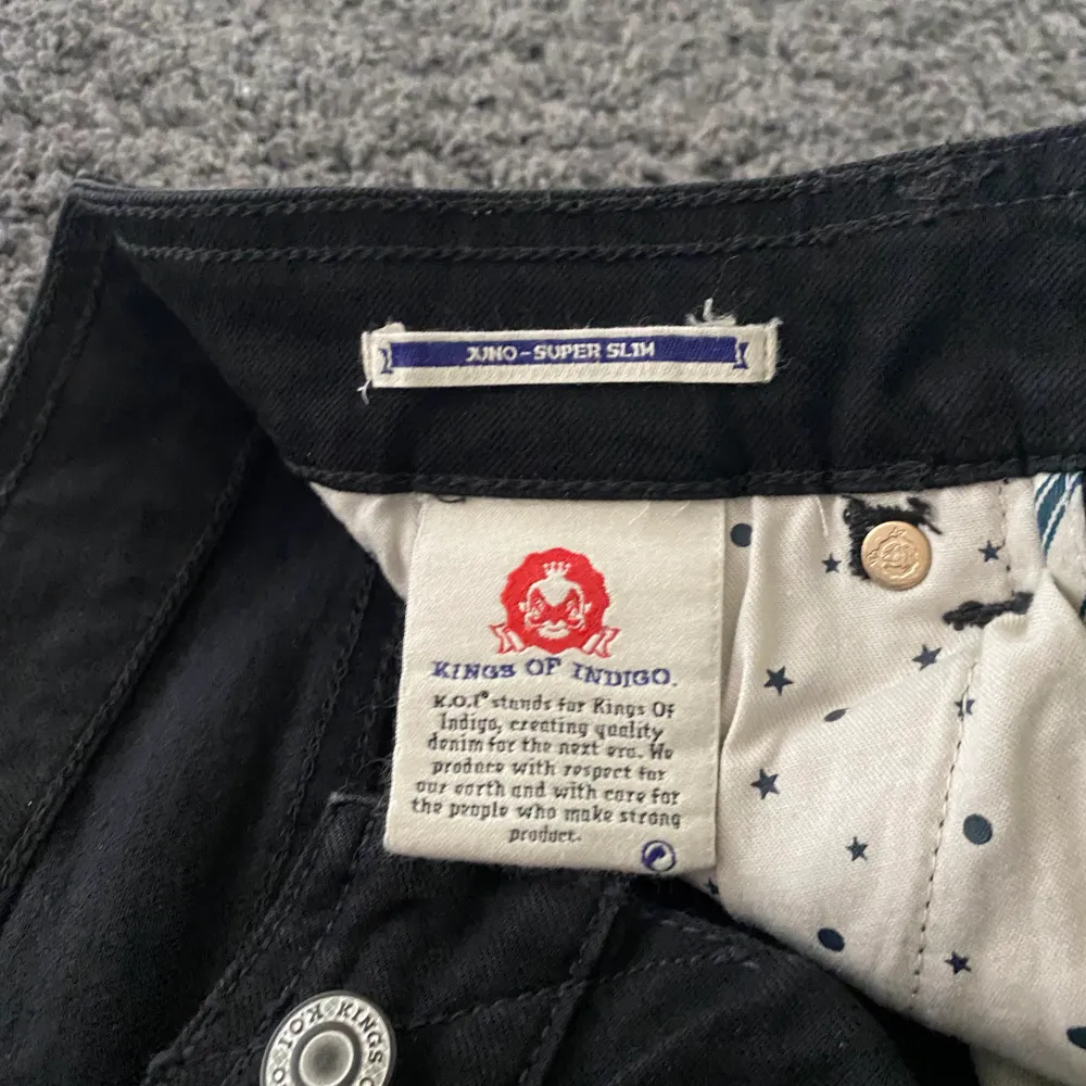 Svarta jeans från Kings of Indigo. Skinny jeans som är använda ett fåtal gånger! Hittar ingen storlek på jeansen men skulle tippa på W25/26 och L32. Jeans & Byxor.