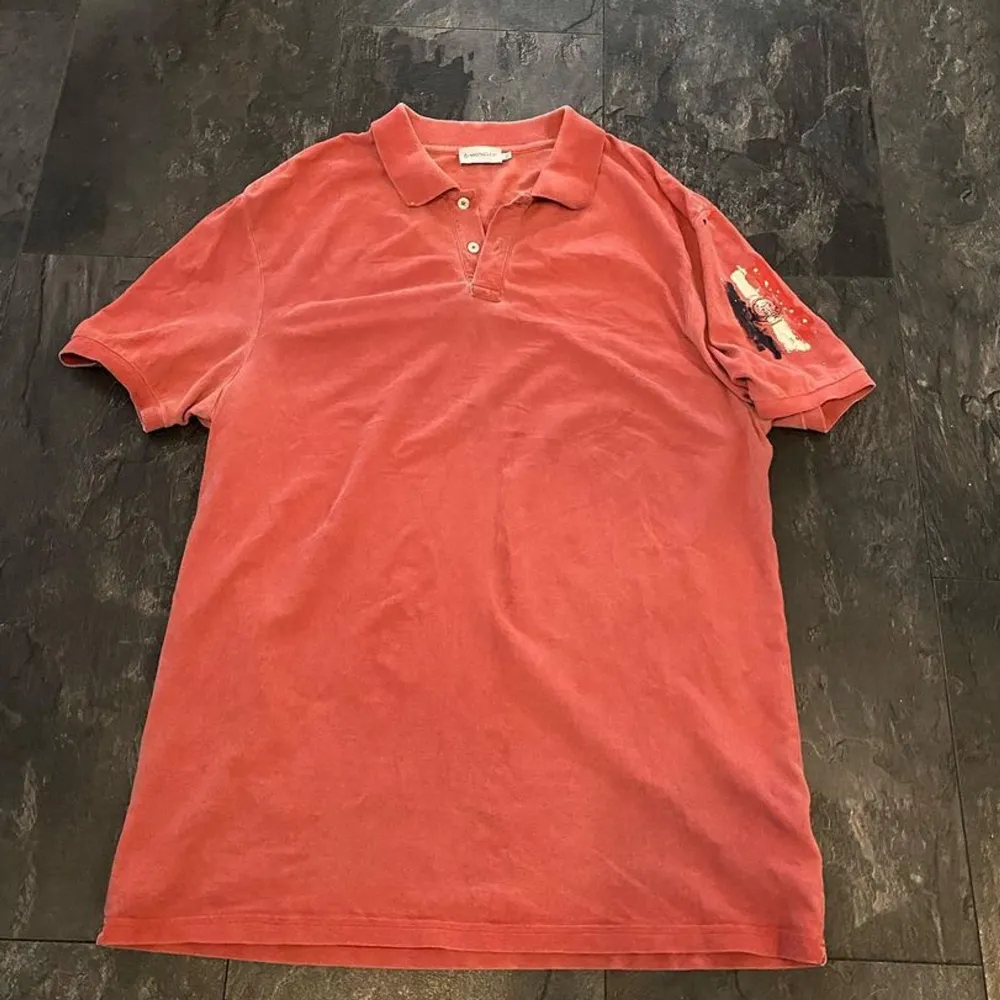 Använda  Skick 8/10  Röd moncler storlek M  Rosa röd moncler storlek L liten i storleken  Orange moncler storlek XL  800kr för var och en . T-shirts.