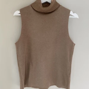 Poloväst ❣️ - Superfin brun poloväst från zara 💕🤎 storlek M, passar även S🩷 bra skick!!!