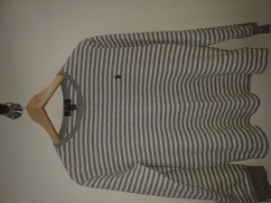 Ralph Lauren tröja - Ralph Lauren tröja storlek Xs. Är i barnstorlek 14-16 vilket är samma som Xs. 100% äkta och måttligt använd. Inga defekter och i bra skick. Pris 200 kr